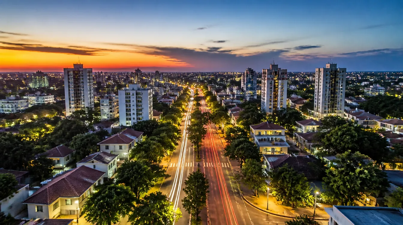 Avenida arborizada de Foz do Iguaçu vista do alto ao anoitecer (imagem conceitual)